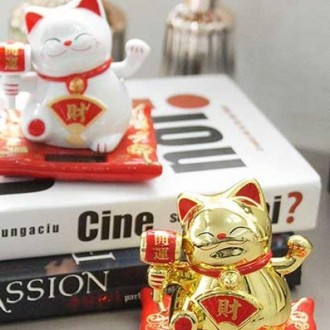 Bò Maneki Neko, chiếc búa mang đến khách và may mắn