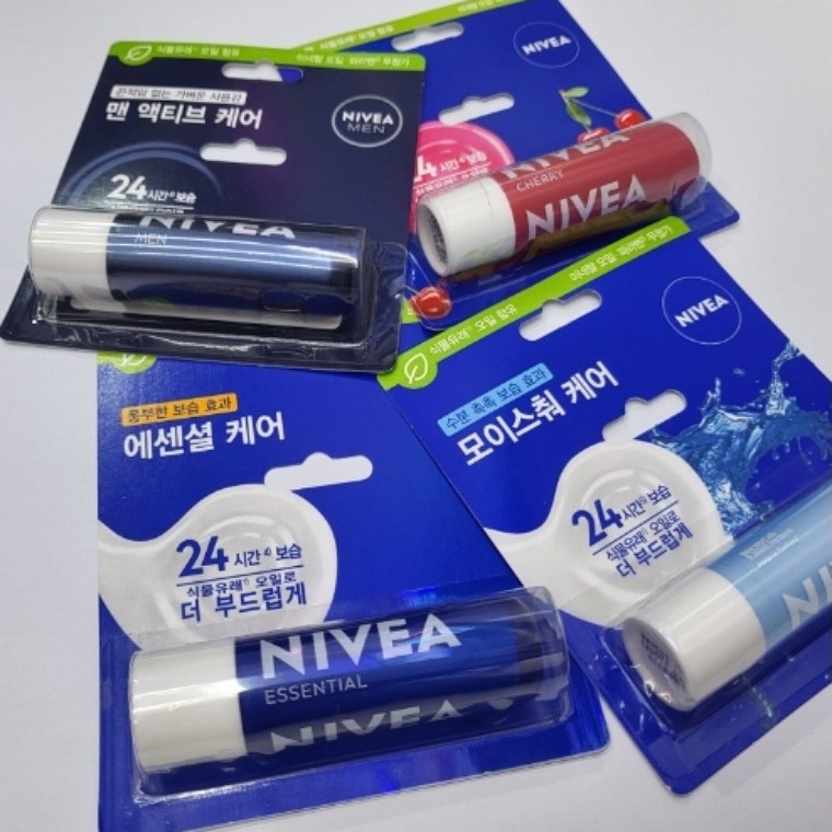 Son dưỡng môi Nivea Lip Care Selection 1 Moisture Lip Gloss Lip Balm