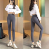 Quần legging 9/4 vải công nghệ đen giúp chân nữ trông thon gọn hơn