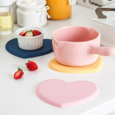 Giá đỡ nồi silicon dày màu pastel hình trái tim