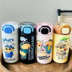 Crayon Shin-chan Cốc rơm đầy màu sắc Chai nước cầm tay 560ml